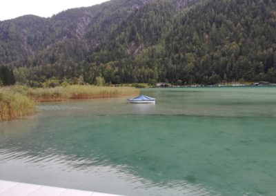 kleines zugedecktes Boot im Weißensee