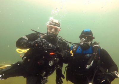 Tauchlehrer und Schüler unter Wasser